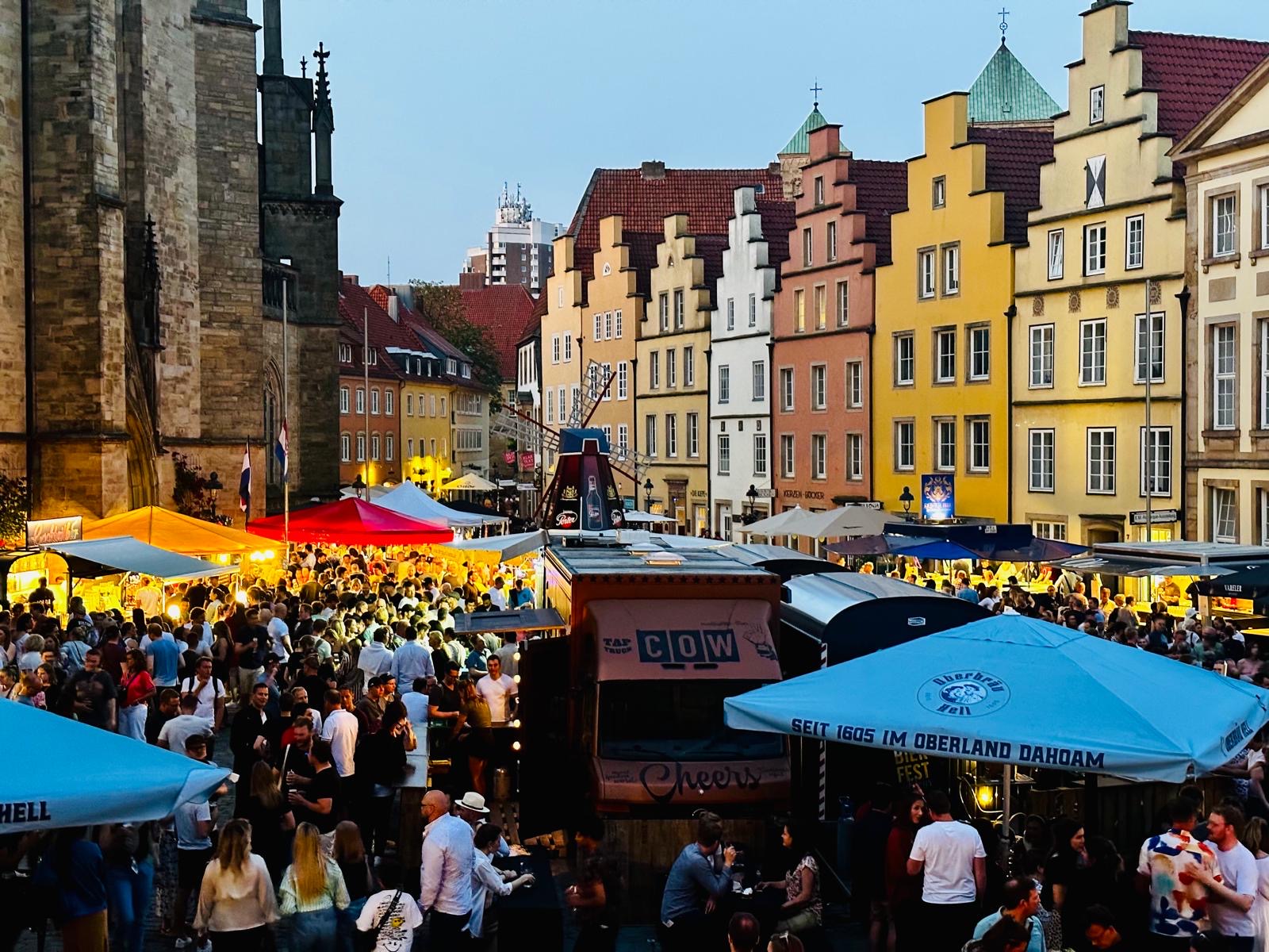 Bierfest auf dem Marktplatz — Fachwerk und Publikum