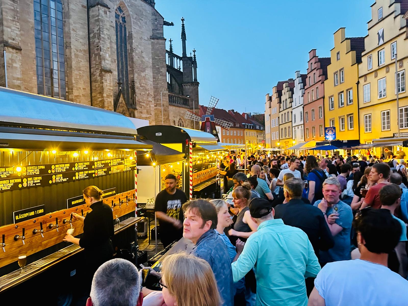 Bierfest am Abend — Publikum an den Bar-Ständen