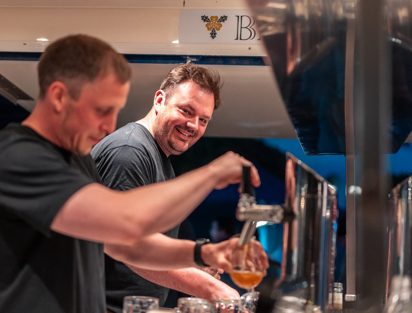 Bismarck Braeu Team zapft Bier