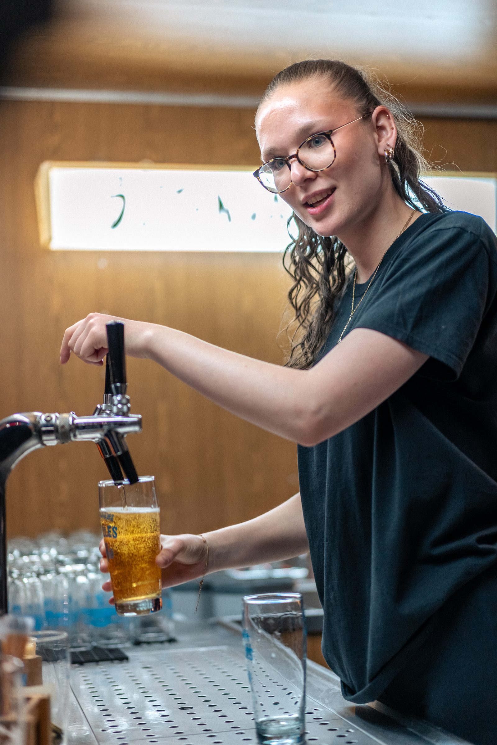 Bier zapfen am Stand
